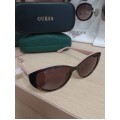 Дамски слънчеви очила Guess с розово