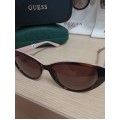 Дамски слънчеви очила Guess с розово
