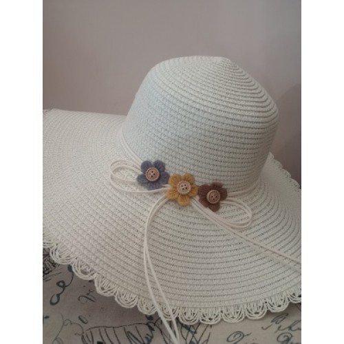 Нежна шапка Капела с цветчета Екрю